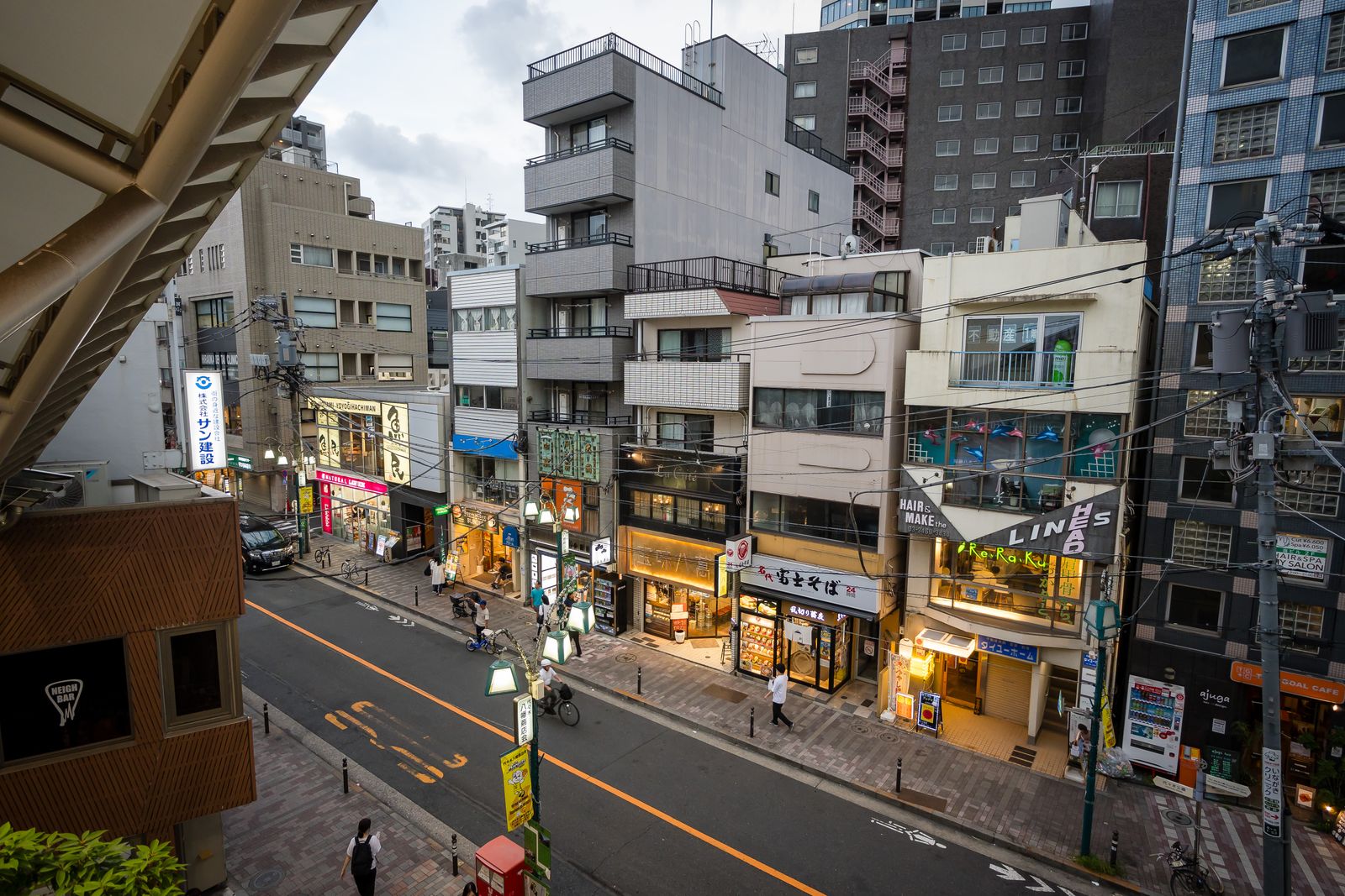 日曜午後3時、駅の女神を守る65人 — セザンジュ、17年目の街案内